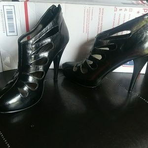 STEVE MADDEN Black leather booties